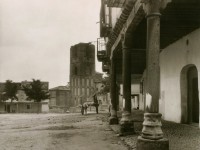 Plaza del municipio, al fondo San Martín