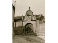 Portada de un antiguo convento