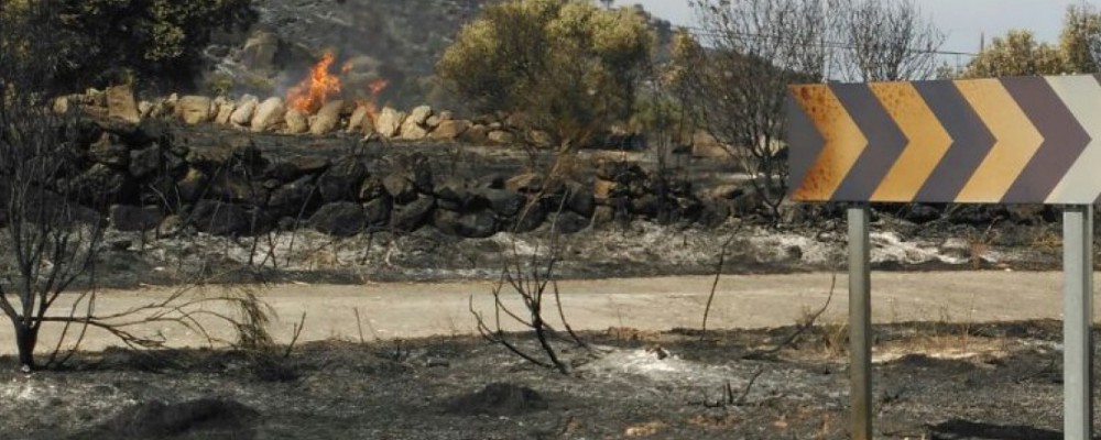 Abiertas al tráfico las dos carreteras provinciales cortadas por el incendio de Medinilla