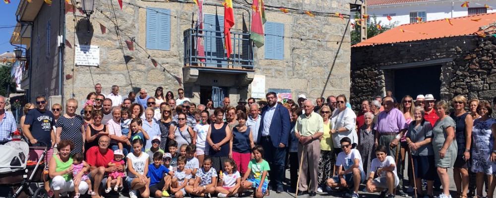 El presidente de la Diputación mantiene un encuentro con vecinos emigrantes de Navaquesera