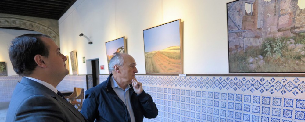 Tabla, lino y collage, en una muestra en la Diputación de Ávila con los 'Paisajes escritos' de Miguel Ángel Velasco