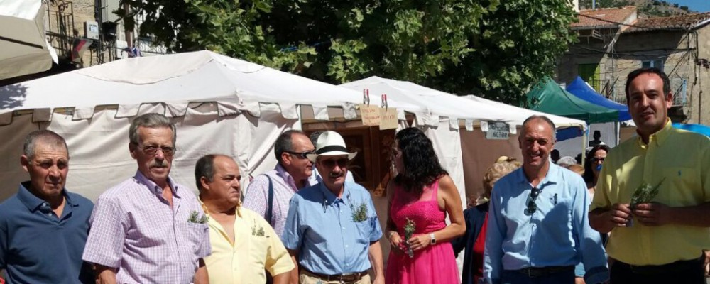 Medio centenar de artesanos se da cita en la Feria de Navalmoral de la Sierra, inaugurada por el diputado Javier González