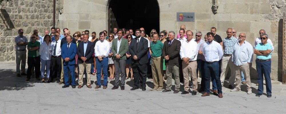 La Diputación de Ávila guarda un minuto de silencio en señal de repulsa por el doble atentado de Cataluña