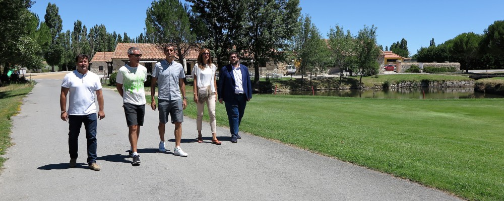 Representantes de la Selección Australiana de Atletismo conocen las instalaciones de Naturávila