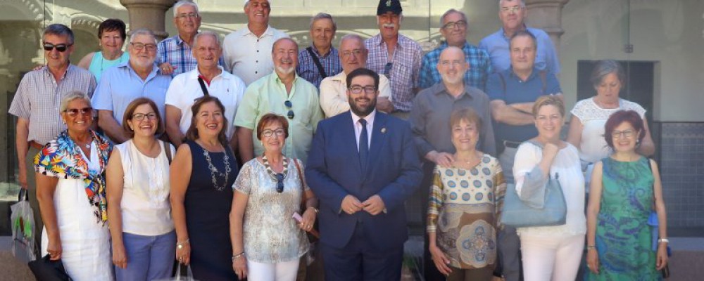 Antiguos alumnos del Colegio de Huérfanos Ferroviarios visitan la Diputación de Ávila