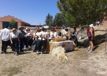 La Diputación de Ávila apoya la recuperación de tradiciones en la IX Jornada de Turismo de las gorras típicas de Solana de Rioalmar (5º Fotografía)