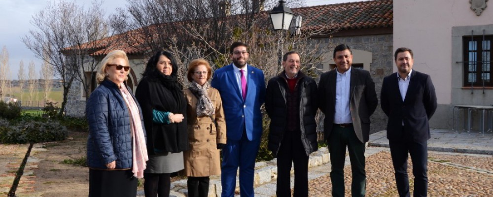 La Diputación de Ávila entrega las llaves de una vivienda en el complejo Naturávila para su uso por pacientes oncológicos y sus familiares