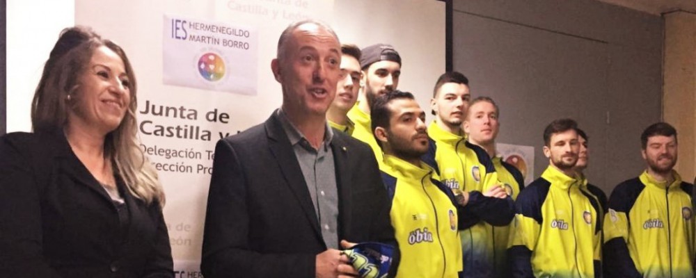 La Diputación fomenta el deporte y el estilo de vida saludable en una jornada escolar en Cebreros con los jugadores del Ávila Auténtica
