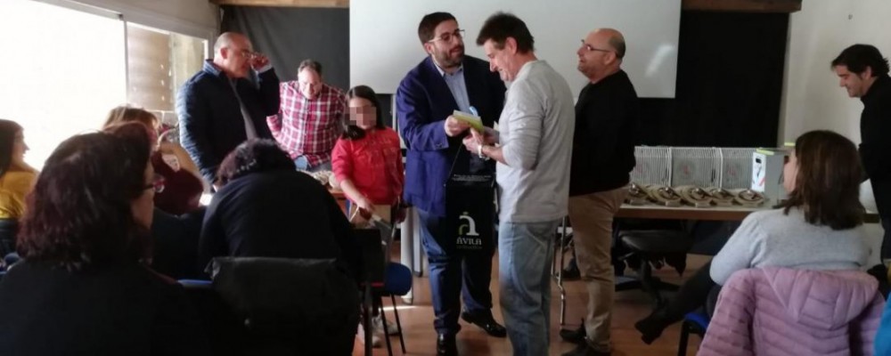 El presidente de la Diputación de Ávila entrega los premios del V Concurso de Ornitología y Canaricultura