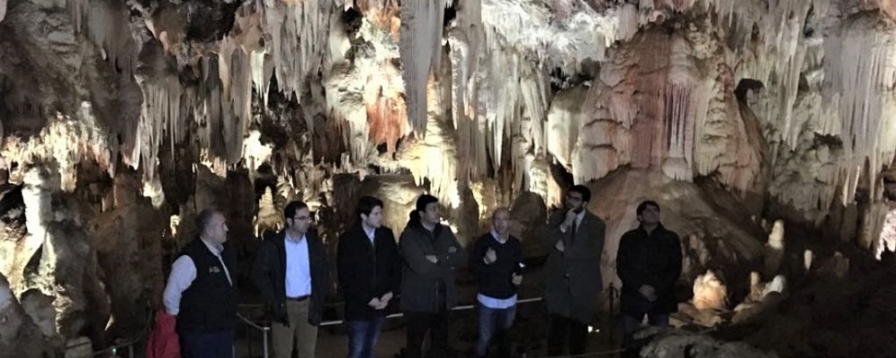 El presidente de la Diputación de Ávila pone en valor las Cuevas del Águila  como recurso