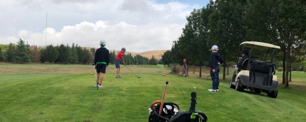 El campo de golf de Naturávila recibe a un centenar de niños de cinco comunidades en el Circuito Miguel Ángel Jiménez