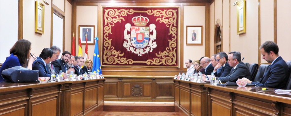 La Diputación de Ávila acoge la reunión de la Mesa del Ferrocarril con el secretario de Estado de Infraestructuras