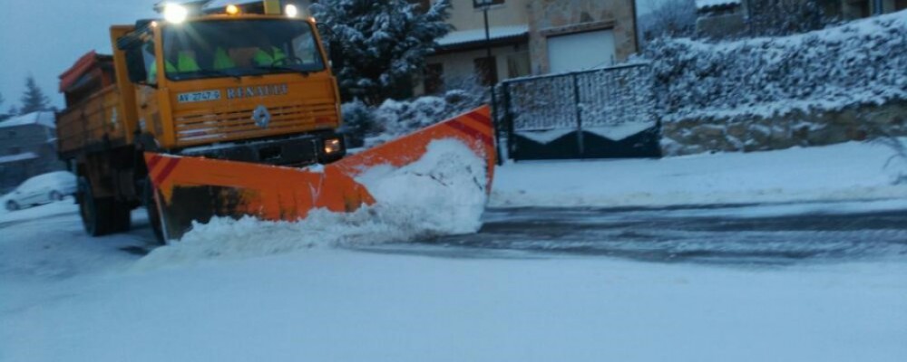 La Diputación de Ávila actúa en cerca de un centenar de carreteras de la provincia afectadas por hielo y nieve