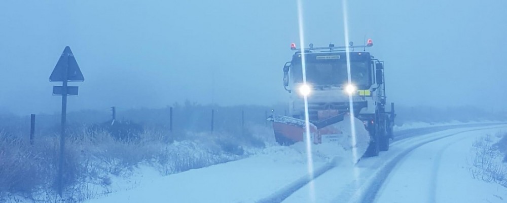 El dispositivo de vialidad invernal de la Diputación de Ávila actúa en cerca de 40 carreteras de la provincia afectadas por la nieve