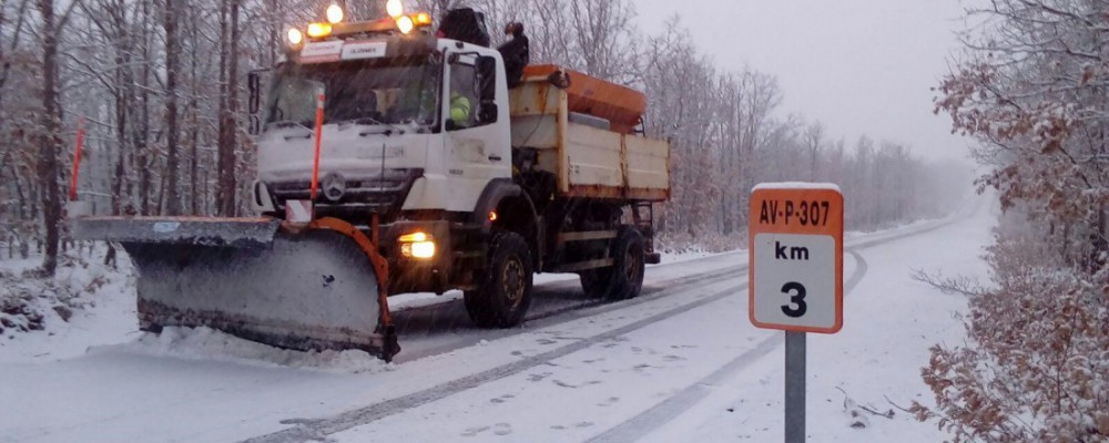 El dispositivo de vialidad invernal de la Diputación de Ávila interviene en una treintena de carreteras de la provincia por nieve