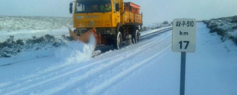 El dispositivo de vialidad invernal de la Diputación de Ávila actúa en una treintena de carreteras de la provincia afectadas por nieve