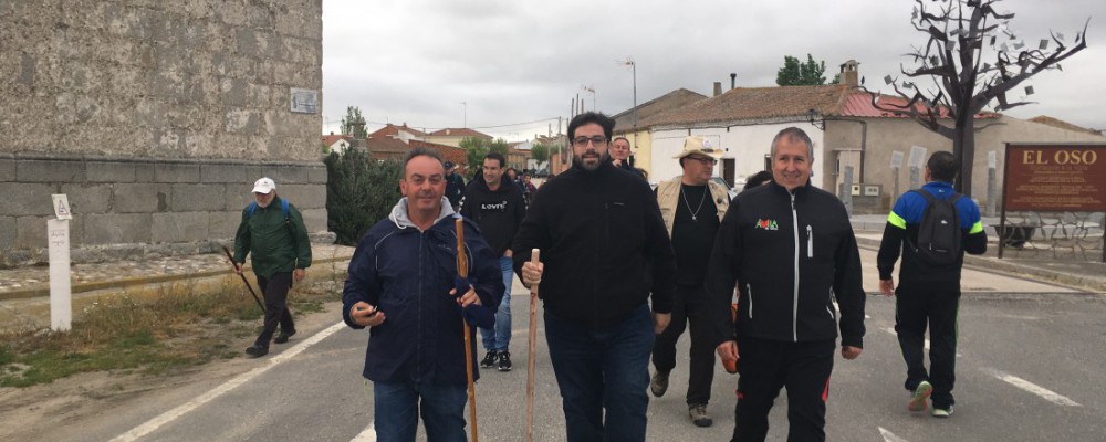 Sánchez Cabrera acompaña a un centenar de peregrinos en la segunda jornada teresiana de peregrinación y cultura