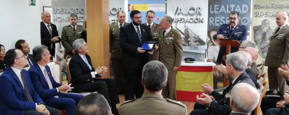 El presidente de la Diputación de Ávila, galardonado con la distinción 'Leal a las Fuerzas Armadas' de la Subdelegación de Defensa