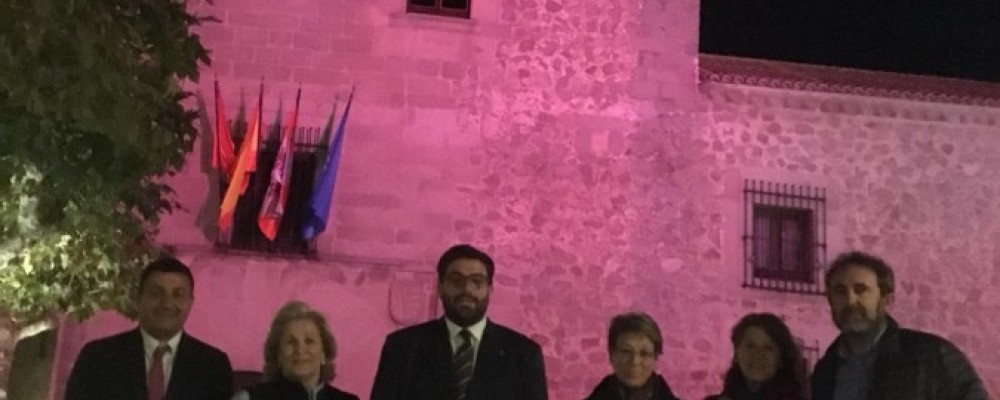 El Torreón de los Guzmanes se ilumina de rosa contra el cáncer de mama