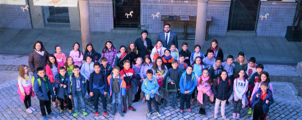 El presidente de la Diputación de Ávila recibe a un grupo de escolares del Colegio Público Santo Tomás