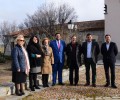 Foto de La Diputación de Ávila entrega las llaves de una vivienda en el complejo Naturávila para su uso por pacientes oncológicos y sus familiares