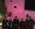 Foto de El Torreón de los Guzmanes se ilumina de rosa contra el cáncer de mama