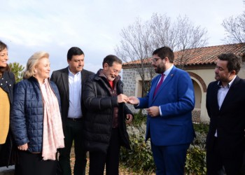 La Diputación de Ávila entrega las llaves de una vivienda en el complejo Naturávila para su uso por pacientes oncológicos y sus familiares (2º Fotografía)