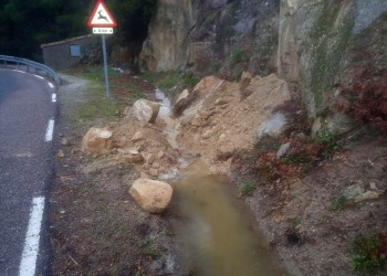 El dispositivo de vialidad invernal de la Diputación de Ávila actúa en una treintena de carreteras de la provincia afectadas por nieve (2º Fotografía)