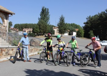 Empresarios y asociaciones conocen el proyecto Moveletur en la primera jornada del tour eléctrico en la provincia de Ávila (3º Fotografía)