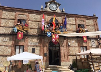 La presidenta en funciones de la Diputación de Ávila inaugura el VII Mercado Medieval de Peguerinos (2º Fotografía)