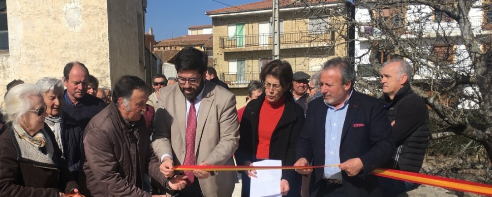 El presidente de la Diputación de Ávila inaugura el puente peatonal de Becedas, tras las obras de remodelación
