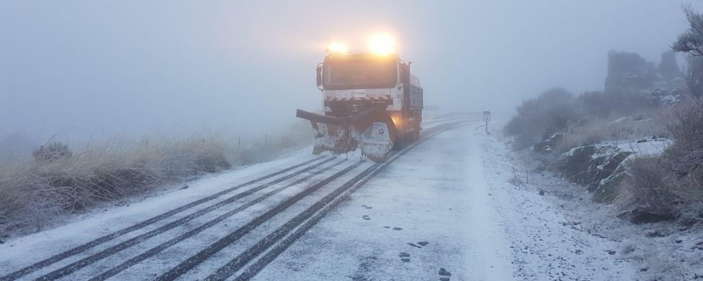 El operativo de vialidad invernal de la Diputación de Ávila interviene en una treintena de carreteras de la provincia afectadas por la nieve