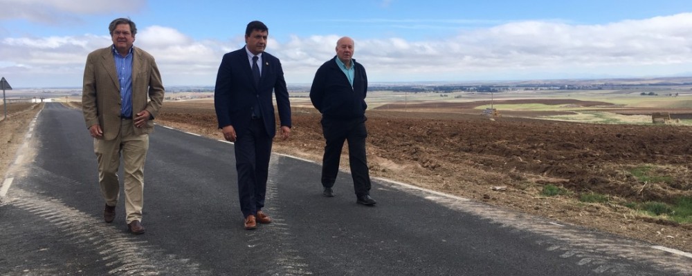 García visita las obras de mejora de la AV-P-624: “Hacemos provincia kilómetro a kilómetro‘