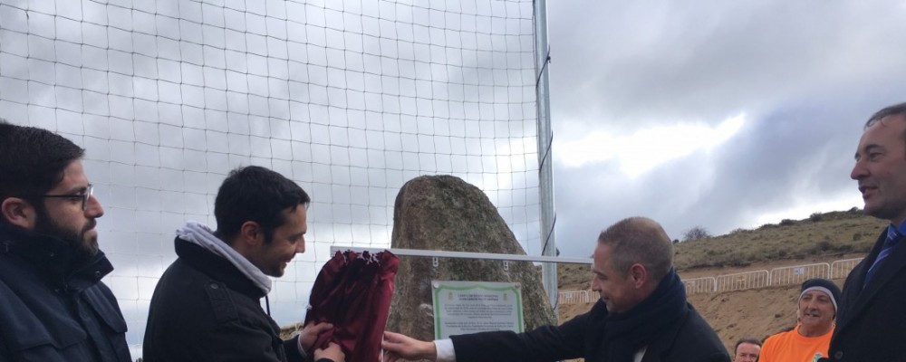 San Juan de la Nava rinde homenaje al árbitro internacional Juan Carlos Yuste poniendo su nombre al campo de fútbol municipal