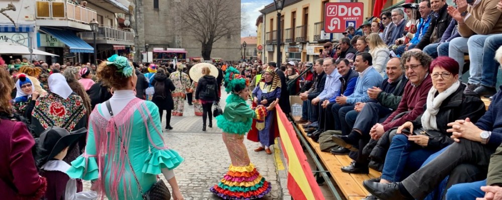 El Domingo de Piñata pone el broche de oro al Carnaval de Cebreros, al que asisten el presidente y trece diputados