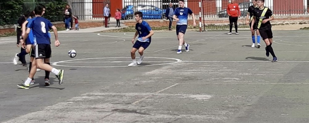 Voleibol y fútbol sala hacen parada en Navaluenga