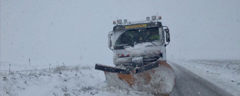 Más medios para despejar de nieve las carreteras de la red provincial de Ávila en una dura jornada