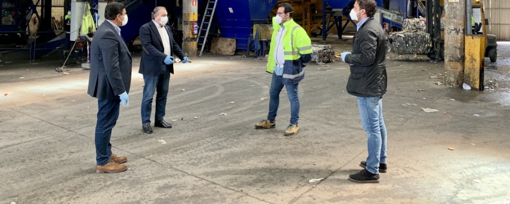 El presidente entrega material sanitario de protección a los trabajadores del CTR Ávila-Norte