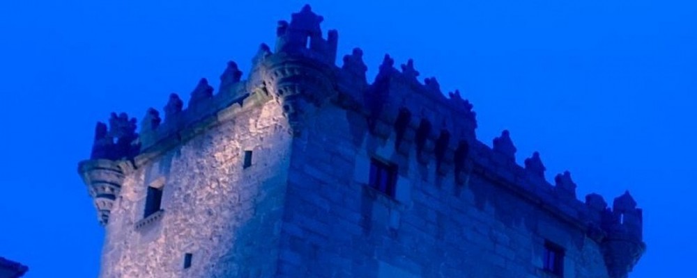 El azul de la Enfermería viste el Torreón de los Guzmanes en homenaje a una profesión “que se entrega por ayudar a los demás”