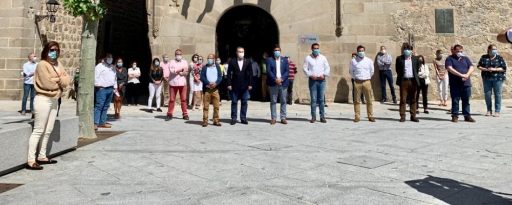 La Diputación guarda un minuto de silencio en memoria de los fallecidos durante la pandemia de la COVID-19