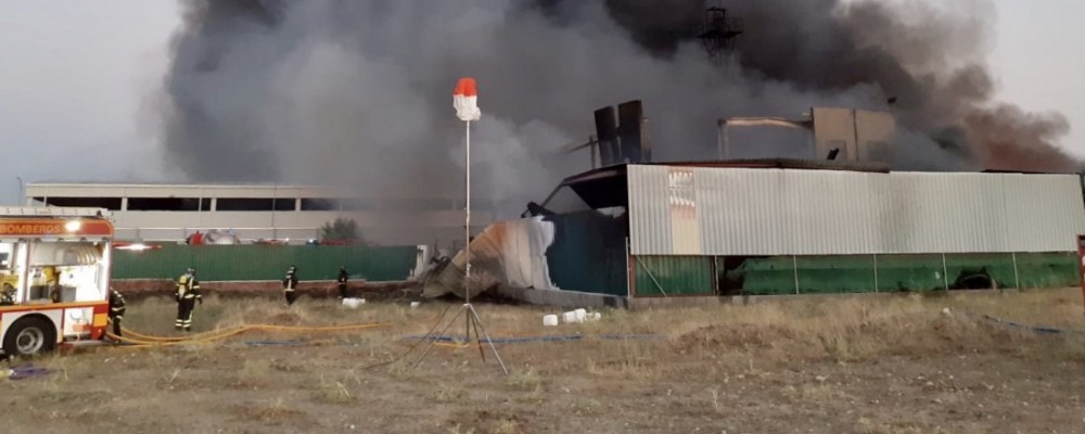 El incendio en una nave con materiales inflamables obliga a evacuar San Pedro del Arroyo