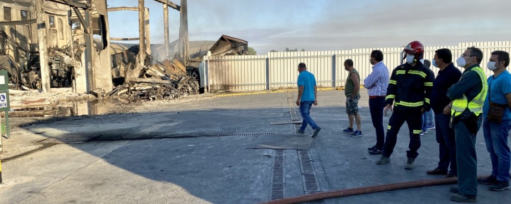 El presidente agradece el trabajo “de profesionales y voluntarios” en la extinción del incendio de San Pedro del Arroyo