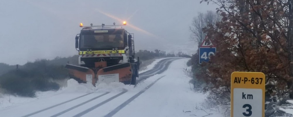 La nieve de esta madrugada moviliza siete quitanieves y una pick-up en las carreteras de la provincia