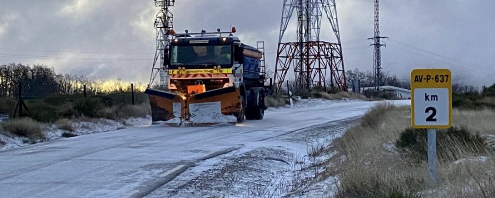 El viento, que dificulta la retirada de la escasa nieve, y el hielo condicionan el estado de la red viaria provincial