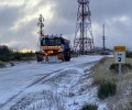 Foto de El viento, que dificulta la retirada de la escasa nieve, y el hielo condicionan el estado de la red viaria provincial