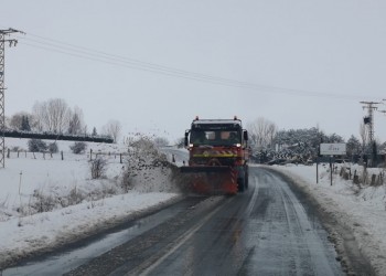 106 toneladas de sal esparcidas en 122 carreteras de la red provincial durante este martes de nieve (3º Fotografía)