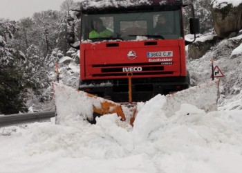 106 toneladas de sal esparcidas en 122 carreteras de la red provincial durante este martes de nieve (4º Fotografía)