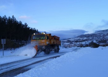106 toneladas de sal esparcidas en 122 carreteras de la red provincial durante este martes de nieve (5º Fotografía)