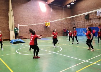 Voleibol y fútbol sala arrancan en Las Navas del Marqués con 150 escolares de toda la provincia (2º Fotografía)