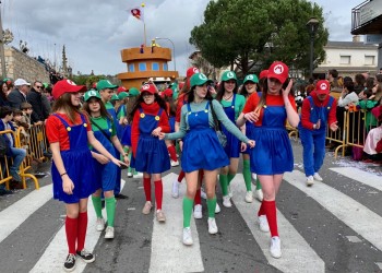 El Domingo de Piñata pone el broche de oro al Carnaval de Cebreros, al que asisten el presidente y trece diputados (5º Fotografía)